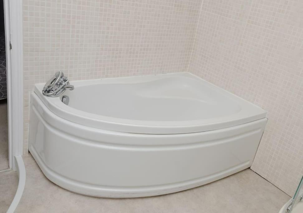 Peaceful & Spacious Family Home In Eastbourne! Ngoại thất bức ảnh