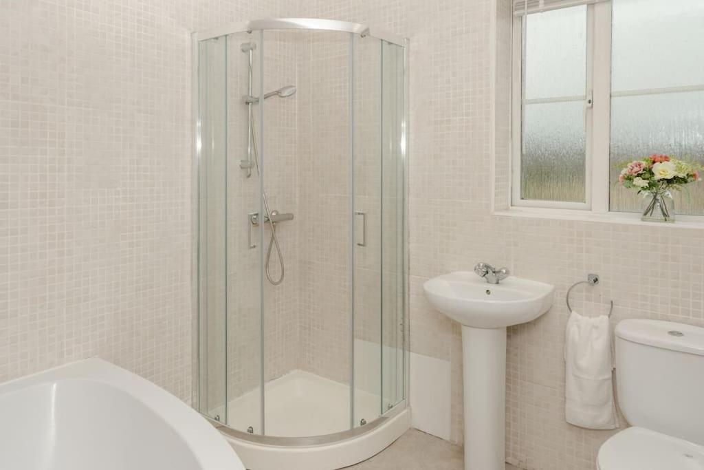 Peaceful & Spacious Family Home In Eastbourne! Ngoại thất bức ảnh